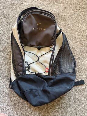 nike air max oregon ducks backpack Portland Gear Cascade - Standard item pocket offers easily accessible storage Side pockets make it easy to grab water bottles and energy bars Oregon Ducks Team Issued *New